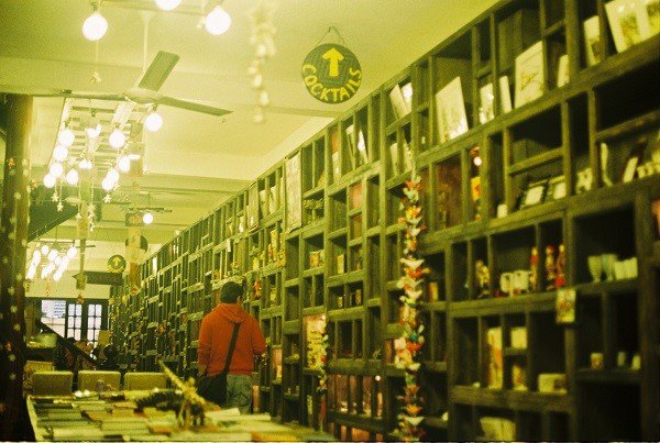 Đến Hội An bạn sẽ chẳng bao giờ phải lo lắng kh&ocirc;ng biết mua g&igrave; về l&agrave;m qu&agrave; cho bạn b&egrave;. Nơi đ&acirc;y c&oacute; đủ thứ cho bạn chọn từ đồ ăn, quần &aacute;o đến những m&oacute;n đồ lưu niệm nhỏ xinh với gi&aacute; cả kh&aacute; hợp l&yacute;.